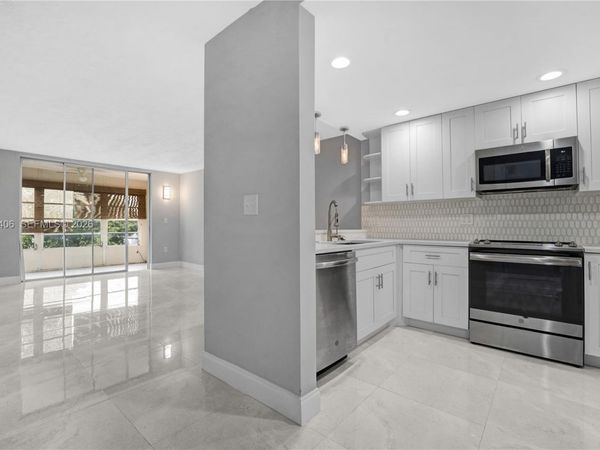 7100 NW 17th St, Unit 305, Plantation, FL 33313