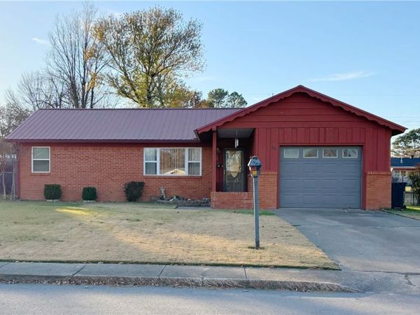 806 Gwenn Street , Springdale, AR 72762