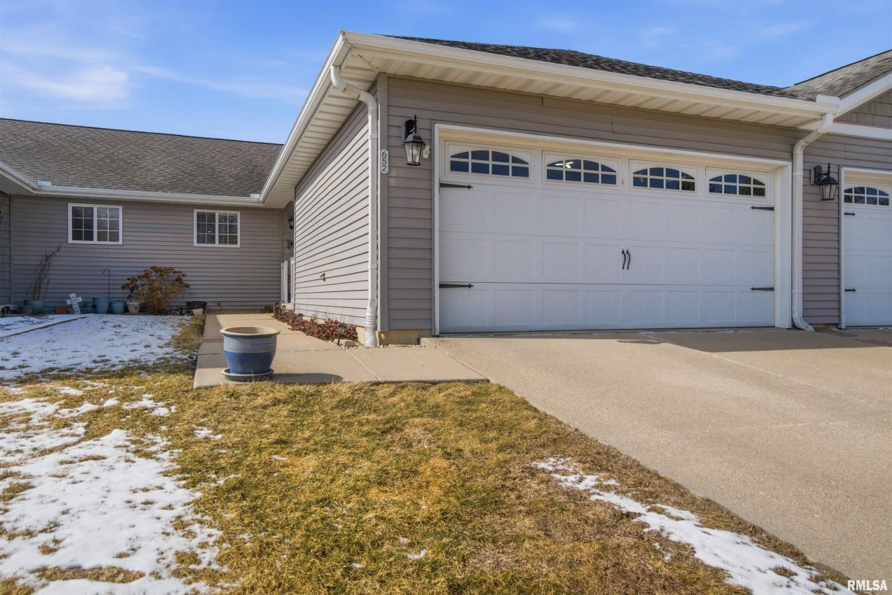 652 Bittersweet Avenue, Germantown Hills, IL 61548 Main Photo