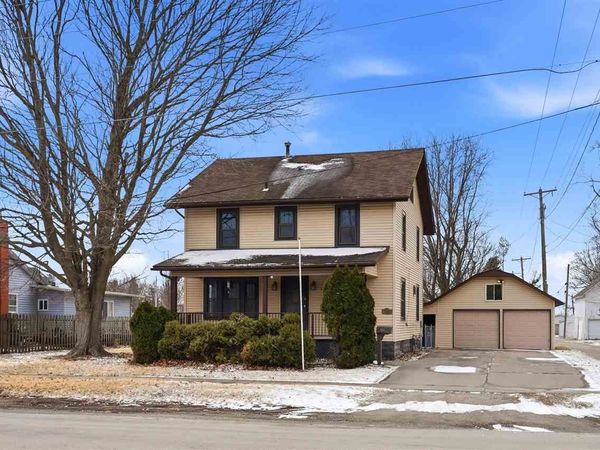 415 S Ave D, Washington, IA 52353