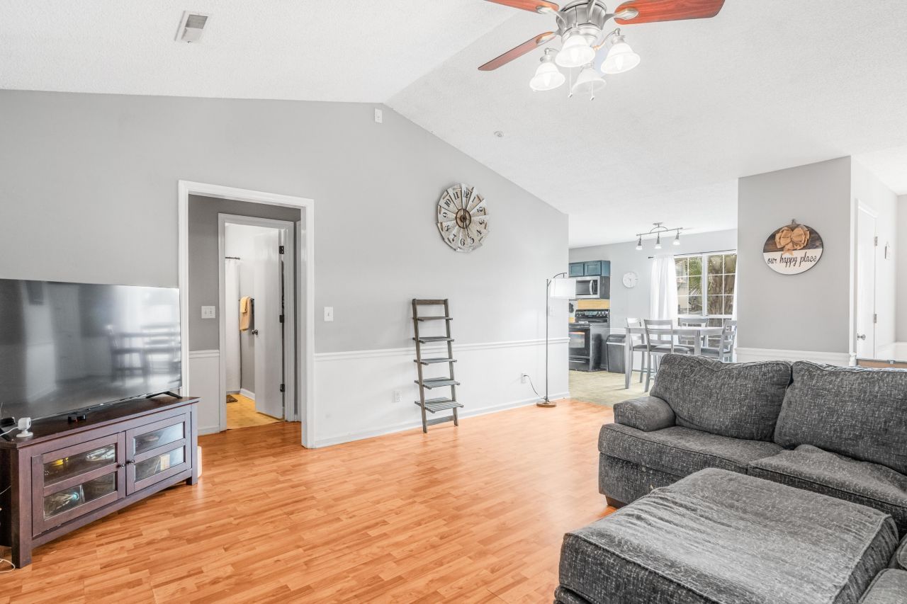 108 Dudley Lane Photo 4