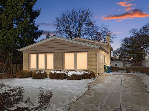 1042 W Central Road, Mount Prospect, IL 60056