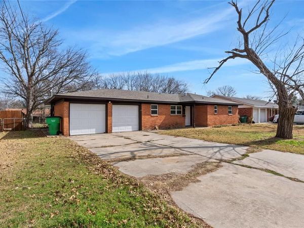 1204 Elmwood Street , Gainesville, TX 76240