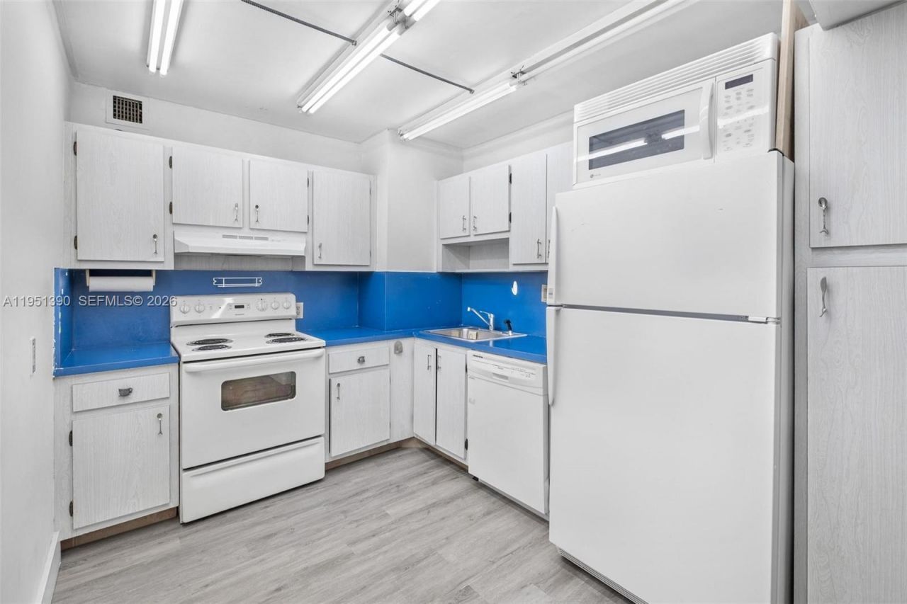 100 Bayview Dr, Unit 229, Sunny Isles Beach, FL 33160 Photo