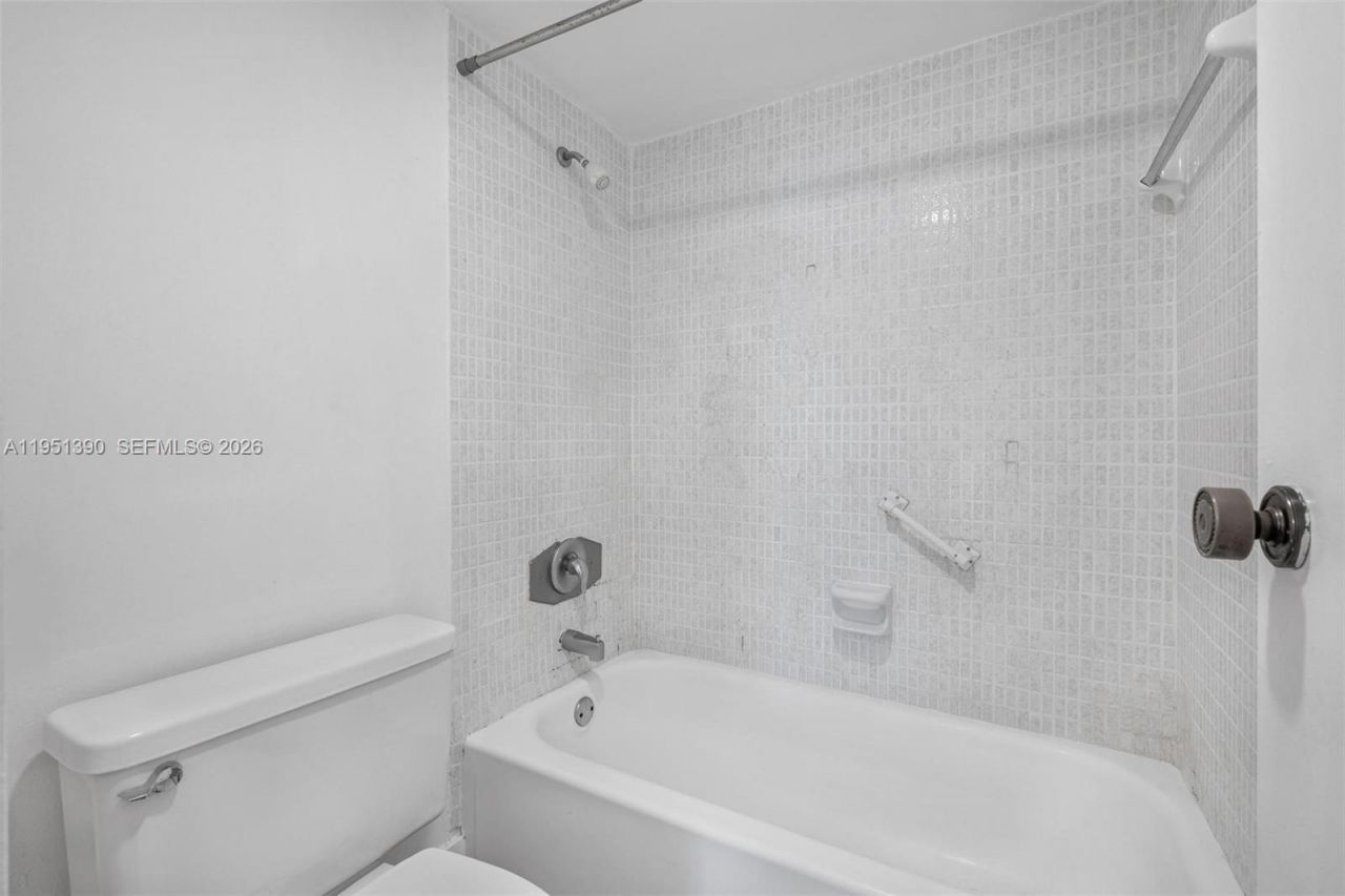 100 Bayview Dr, Unit 229, Sunny Isles Beach, FL 33160 Photo