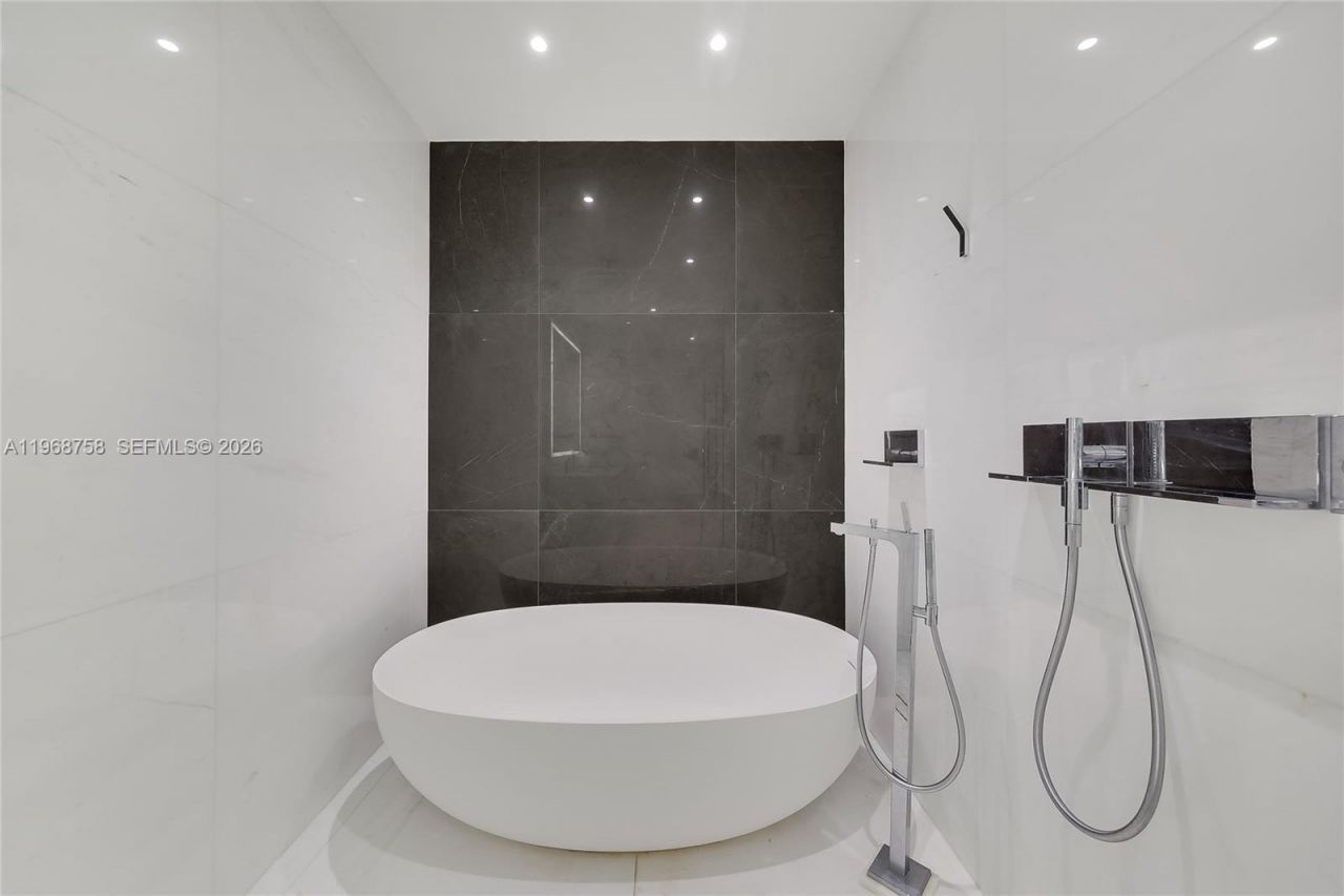 300 Biscayne Boulevard Way, Unit 1105C, Miami, FL 33131 Photo