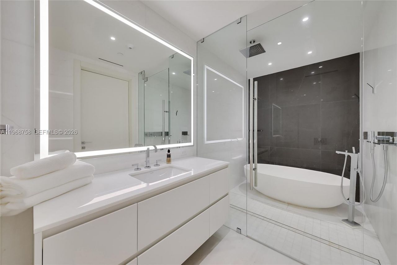 300 Biscayne Boulevard Way, Unit 1105C, Miami, FL 33131 Photo