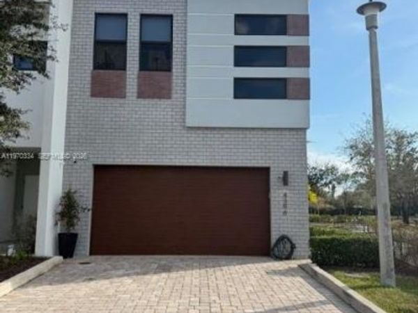 4396 NW 9th St , Plantation, FL 33317