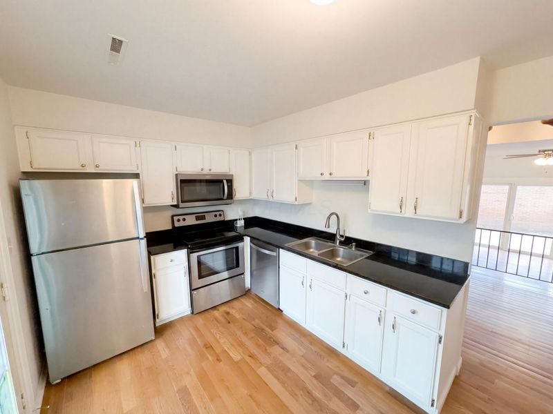 2861 Chateau Circle , Unit 22, Columbus, OH 43221 Photo 8