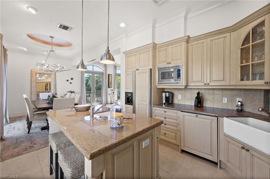 380 10th St S, Unit 202, Naples, FL 34102 Photo