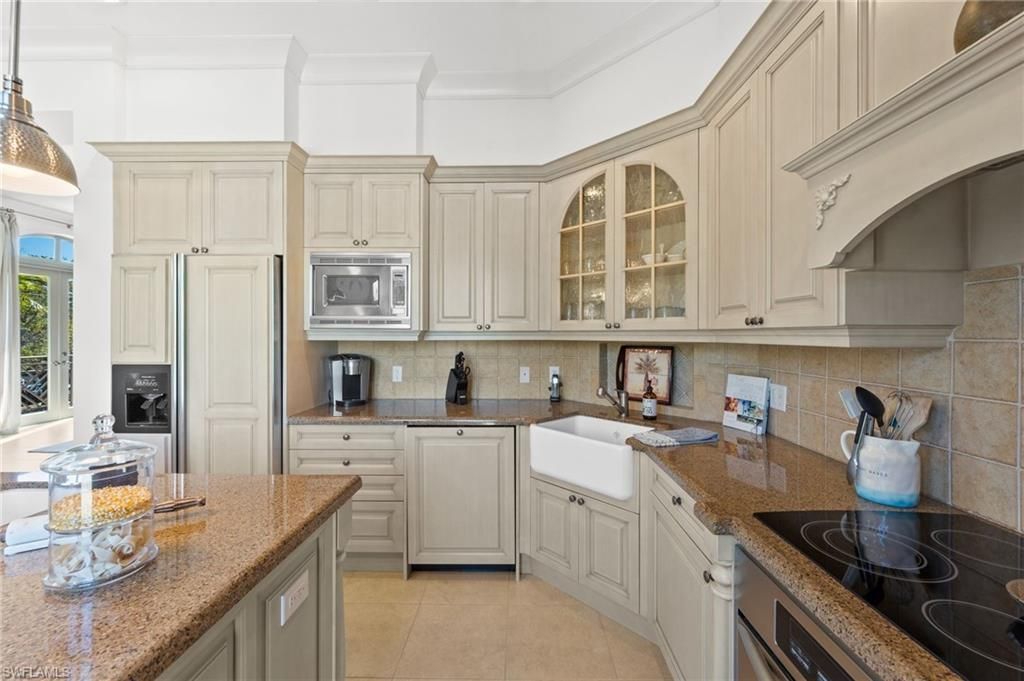 380 10th St S, Unit 202, Naples, FL 34102 Photo