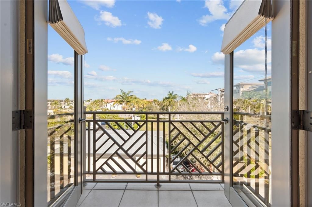 380 10th St S, Unit 202, Naples, FL 34102 Photo