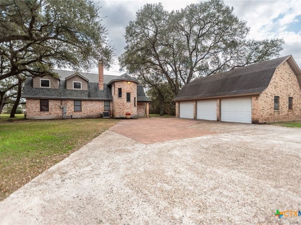363 Kolle Street , Inez, TX 77968