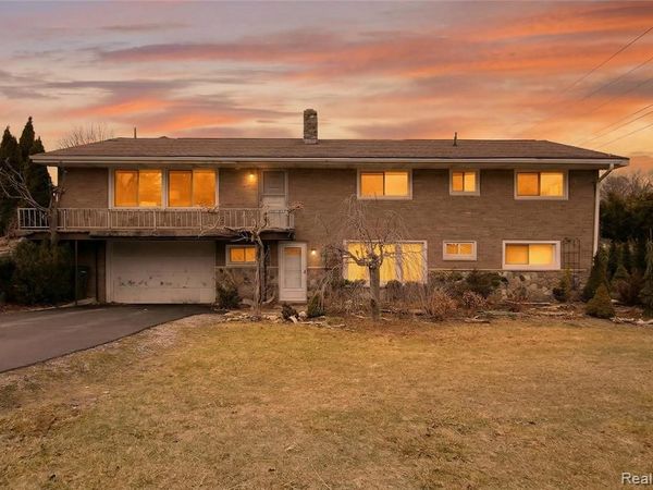 7975 Bendix Road, Genoa Twp, MI 48114