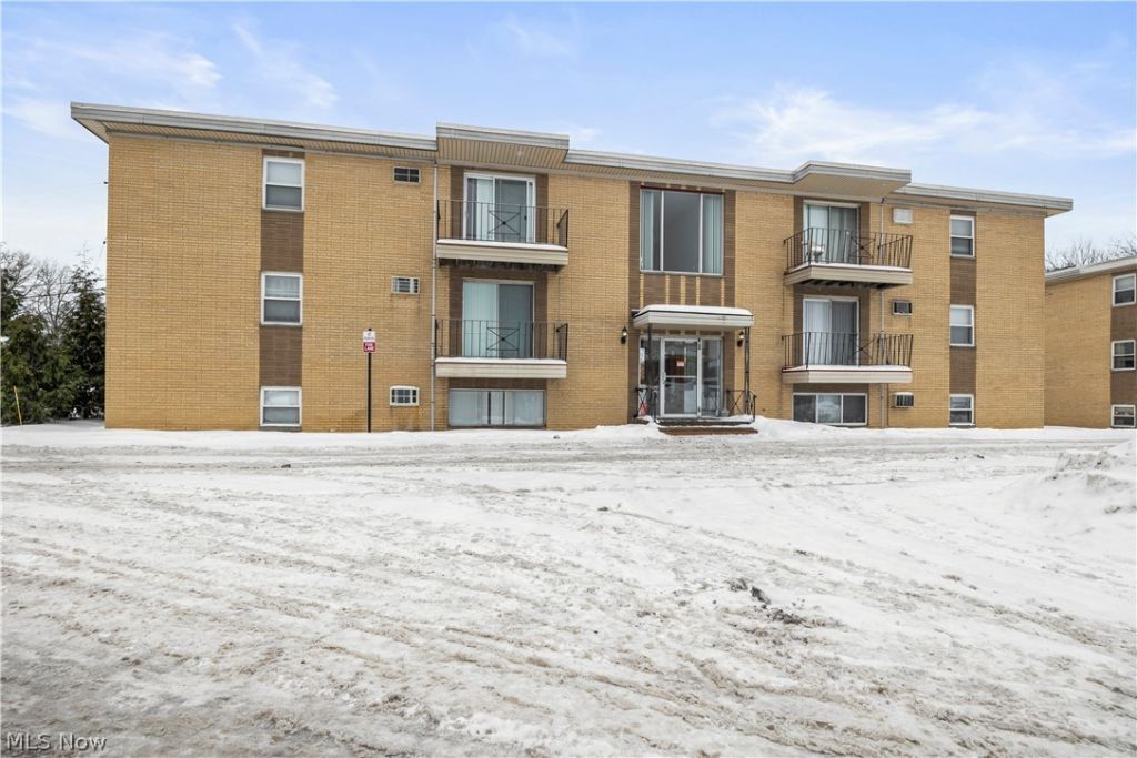 5370 Lee Road, Unit 302, Maple Heights, OH 44137 Main Photo