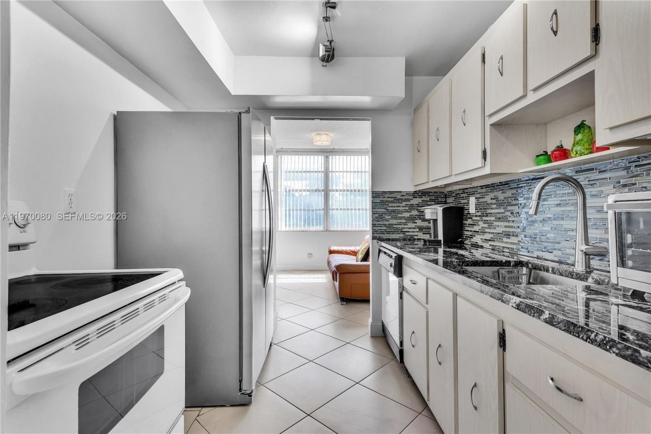301 174 Street , Unit 405, Sunny Isles Beach, FL 33160 Photo