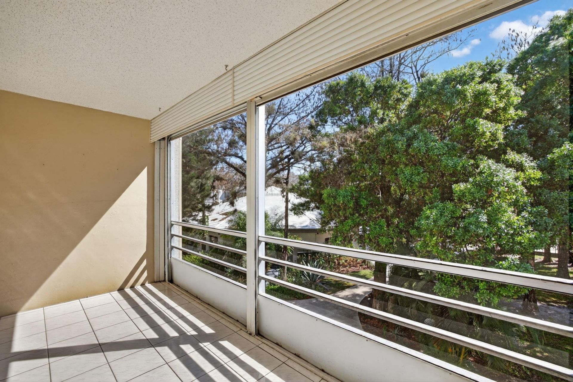 4898 NW 29th Ct, Unit 315, Lauderdale Lakes, FL 33313 Photo