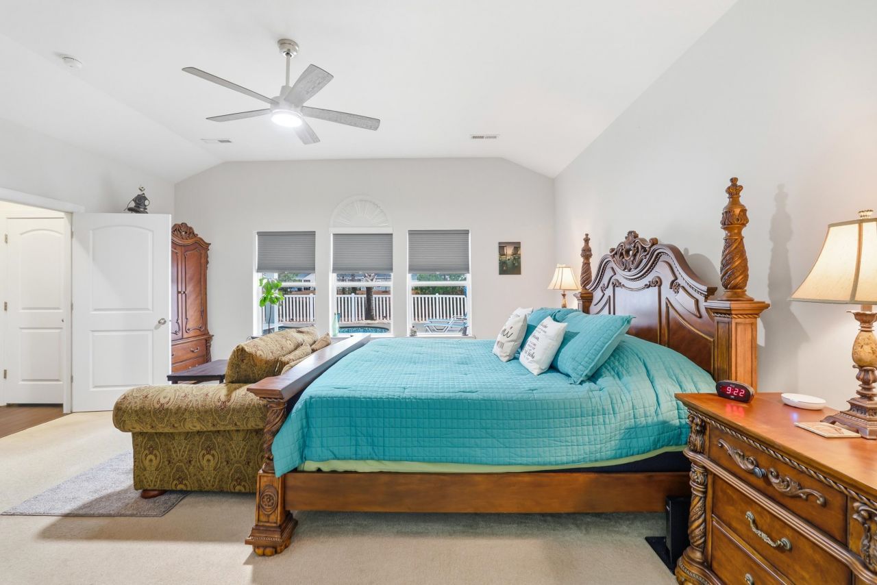 213 Camrose Way  Photo 18