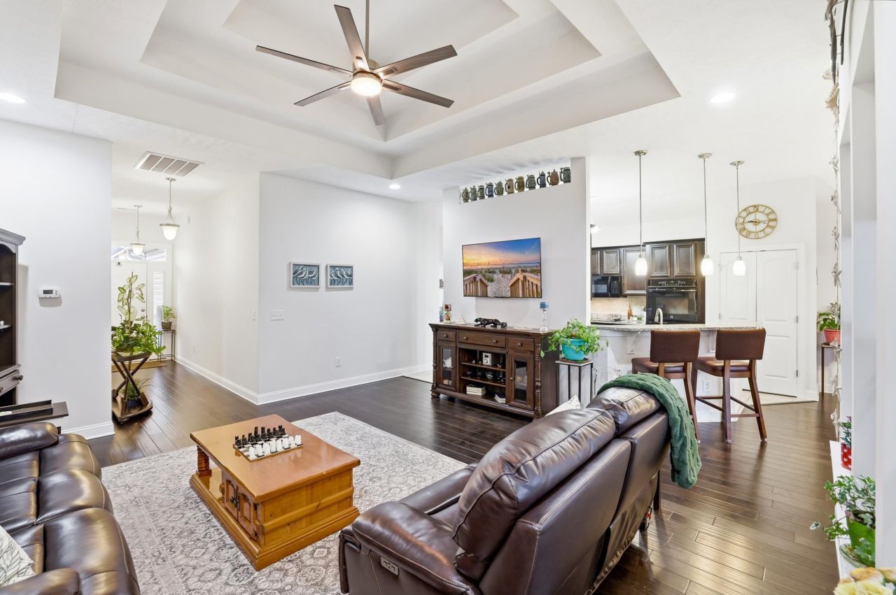 213 Camrose Way  Photo 5