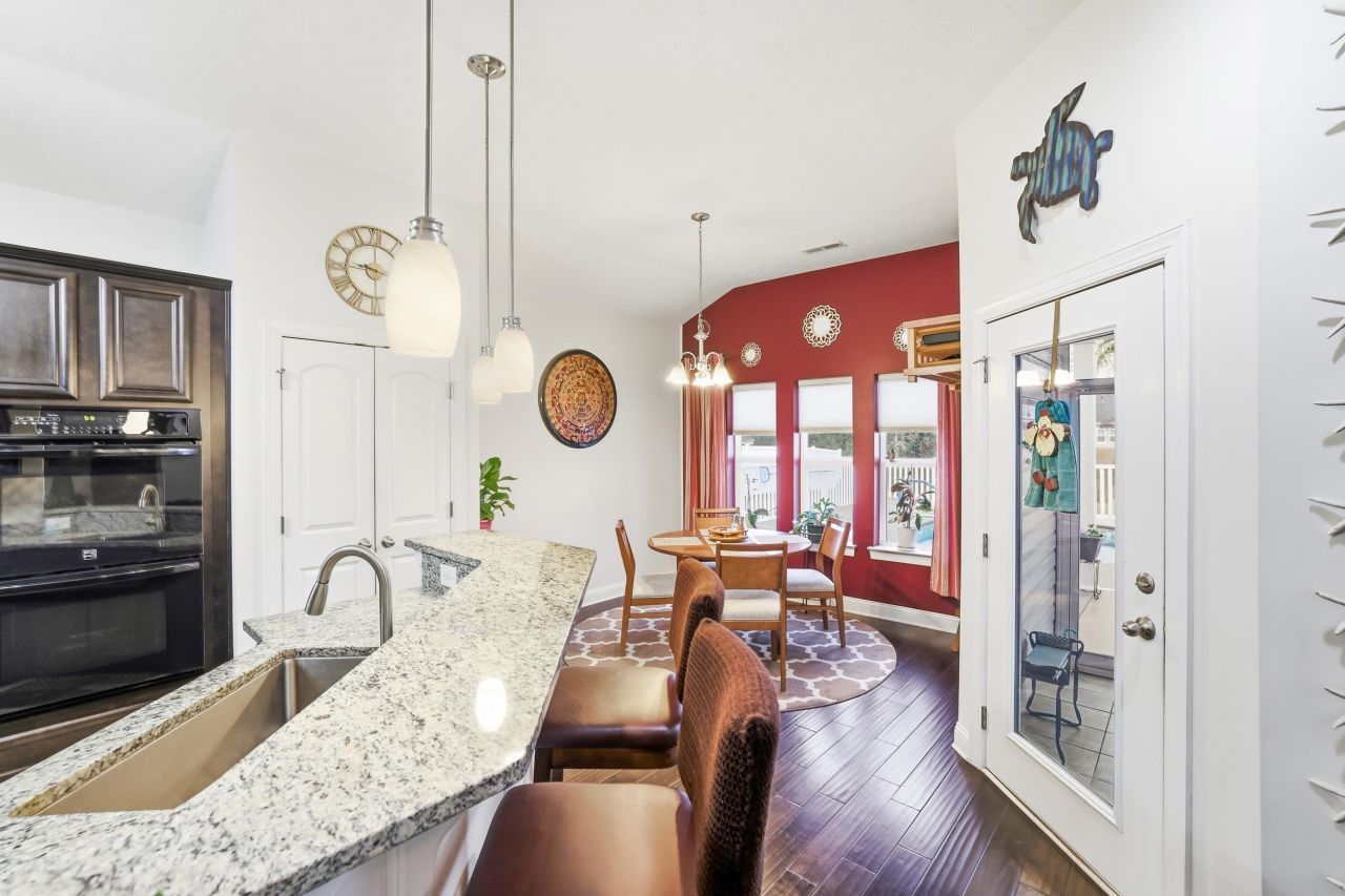 213 Camrose Way  Photo 6