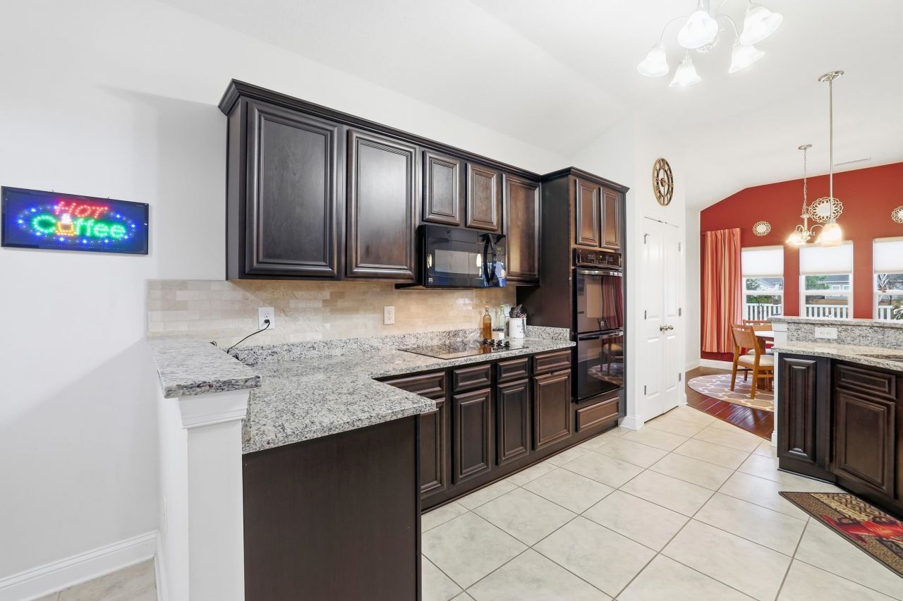 213 Camrose Way  Photo 9