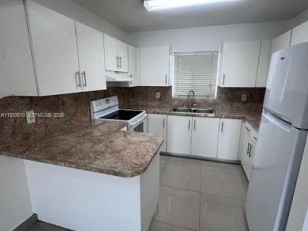 3041 W 76th St, Unit B-105, Hialeah, FL 33018