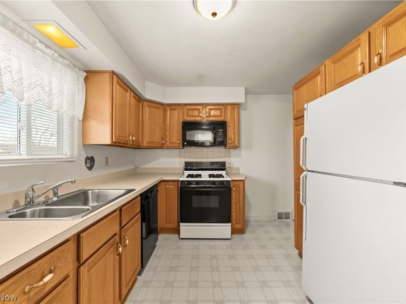 5889 Westbrook Drive, Brook Park, OH 44142 Photo 5