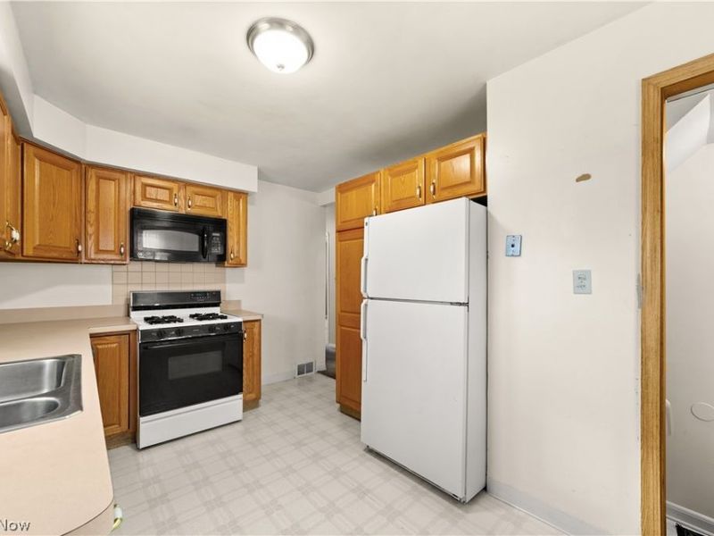 5889 Westbrook Drive, Brook Park, OH 44142 Photo 8