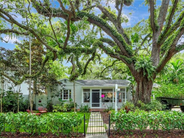 842 NW 9th Ct , Miami, FL 33136