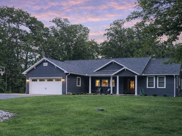 15060 Lakepoint Drive, Benton, IL 62812