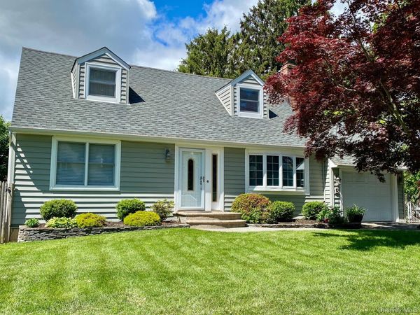 9 Agnes Court , Melville, NY 11747