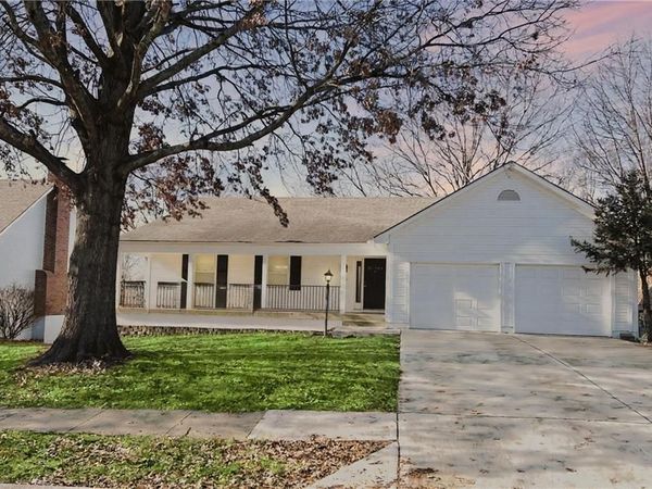 3812 SW Lido Drive, Lee's Summit, MO 64082