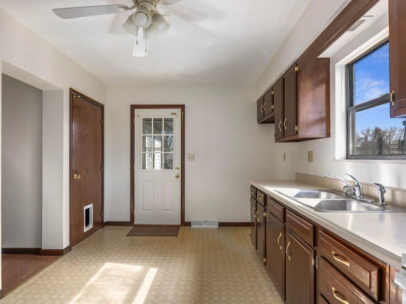 2291 E Howard Road , Obetz, OH 43207 Photo 8