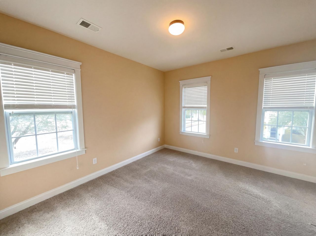 400 Forsythia Avenue Photo 12