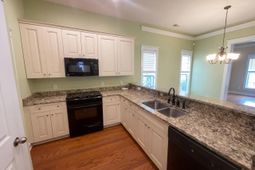 400 Forsythia Avenue photo 4