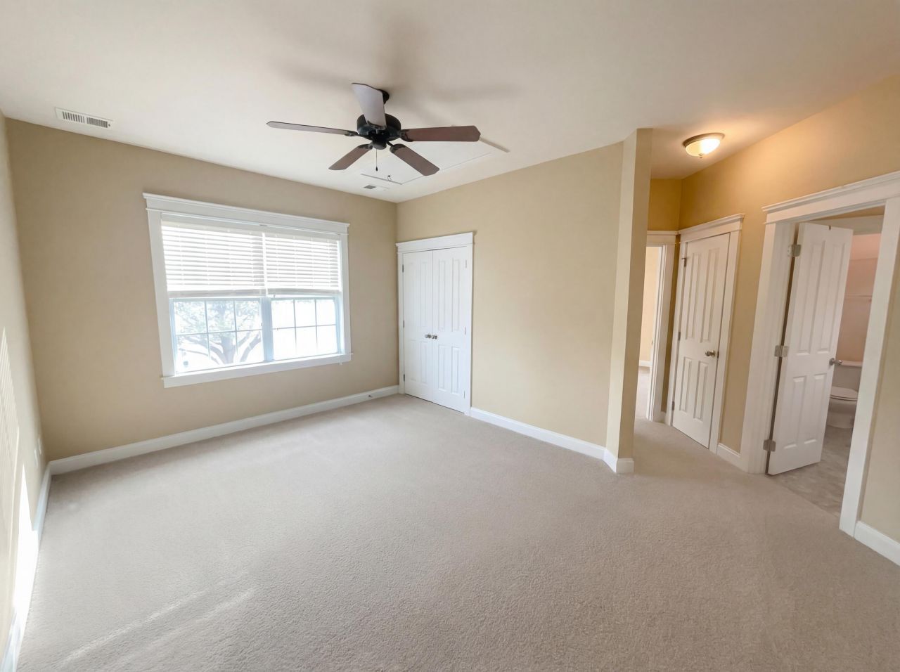 400 Forsythia Avenue Photo 4