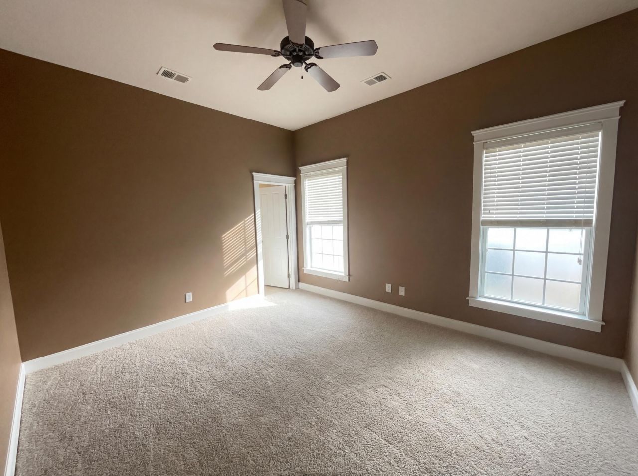 400 Forsythia Avenue Photo 8