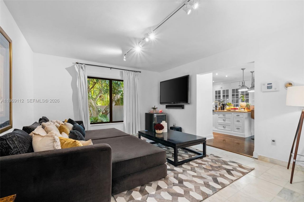 575 Hibiscus Ln , Miami, FL 33137 Photo