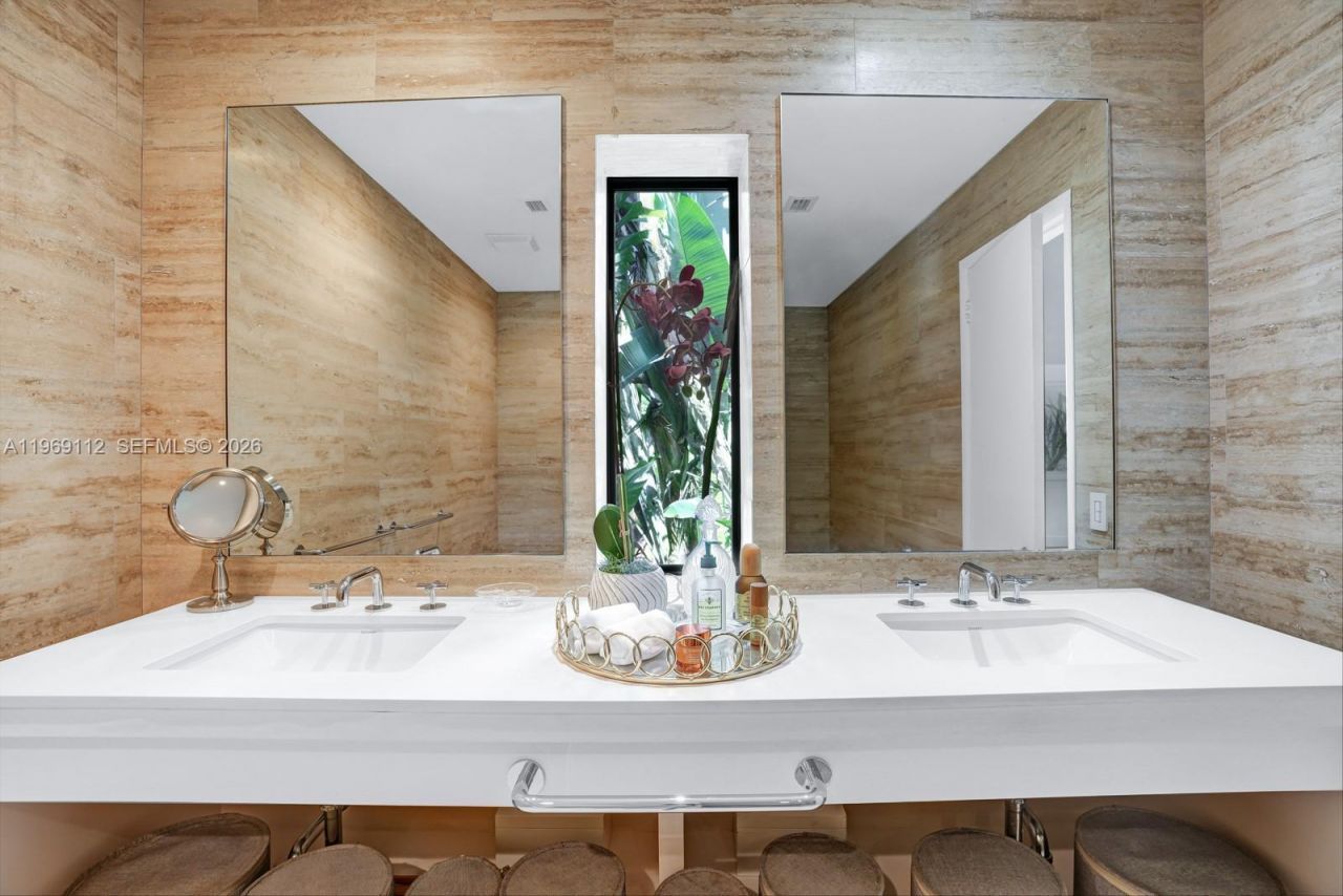 575 Hibiscus Ln , Miami, FL 33137 Photo