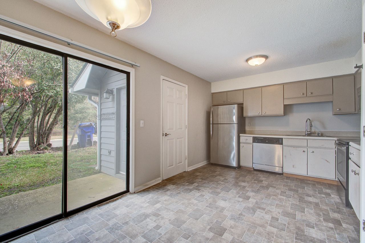 8016 Thelen Street Photo 10