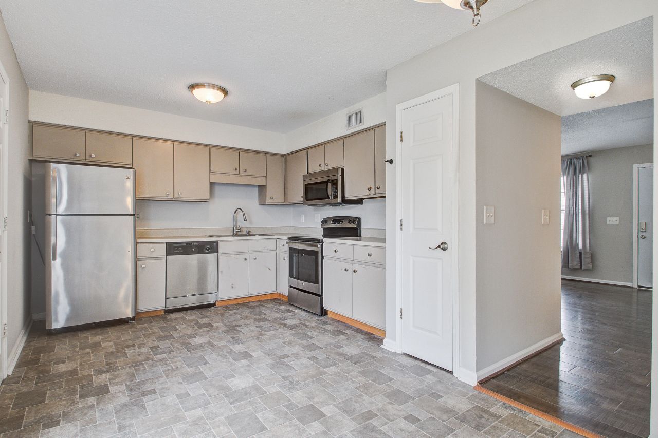 8016 Thelen Street Photo 11