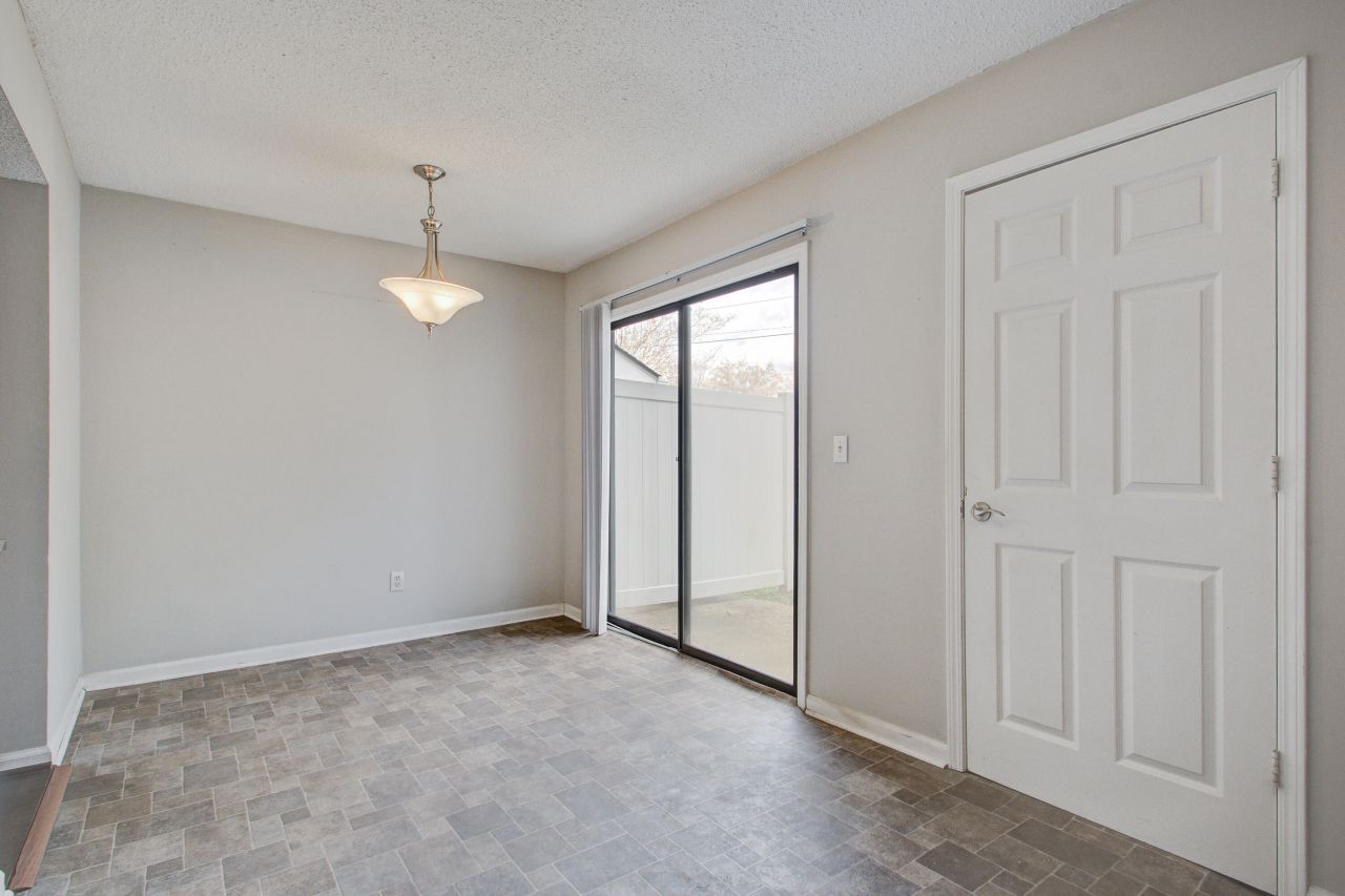 8016 Thelen Street Photo 12