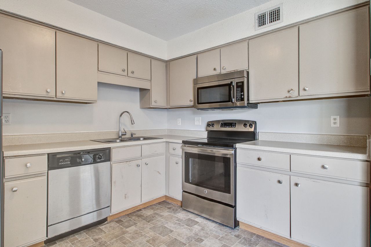 8016 Thelen Street Photo 13