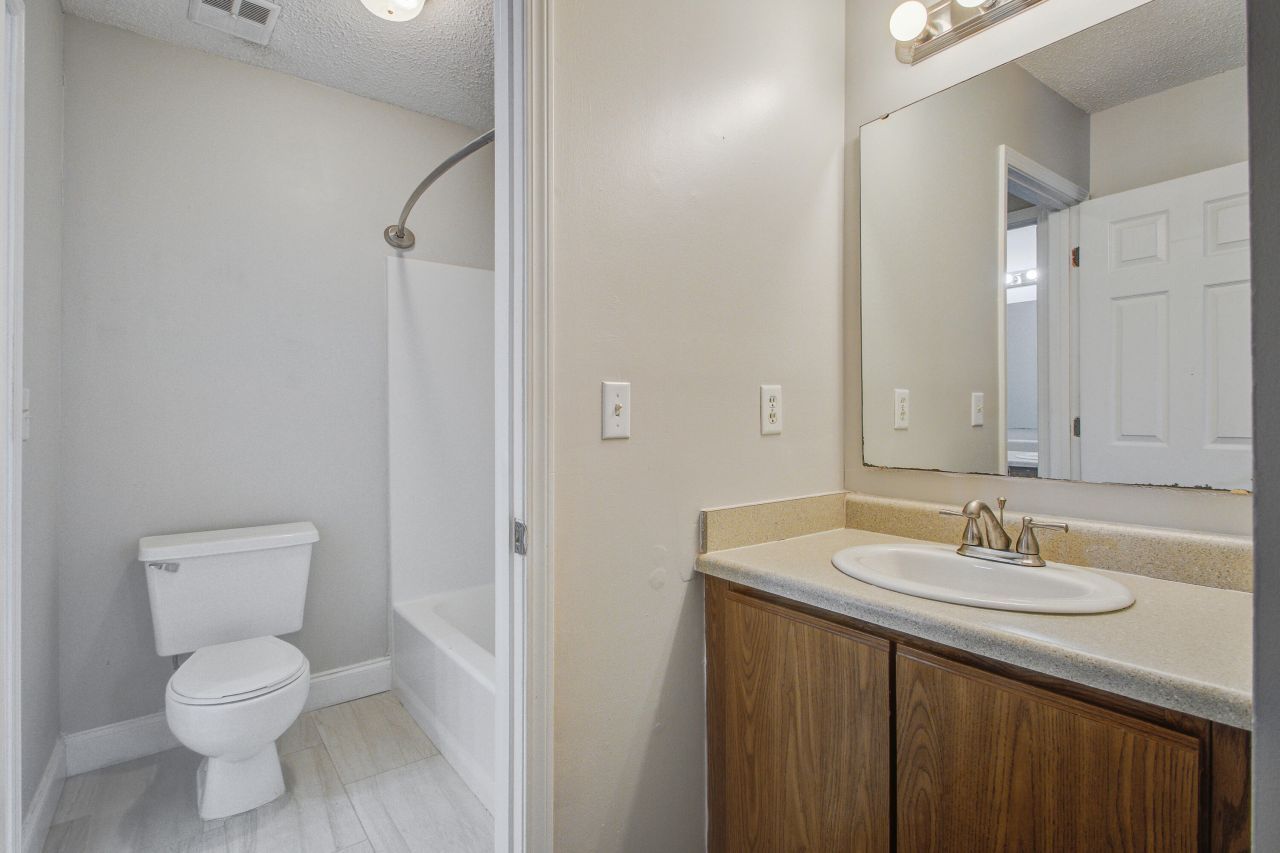 8016 Thelen Street Photo 17