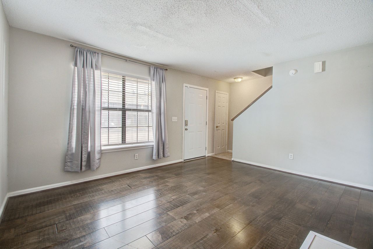 8016 Thelen Street Photo 5