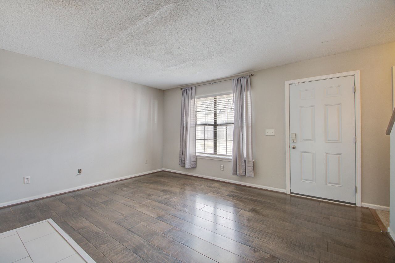 8016 Thelen Street Photo 6