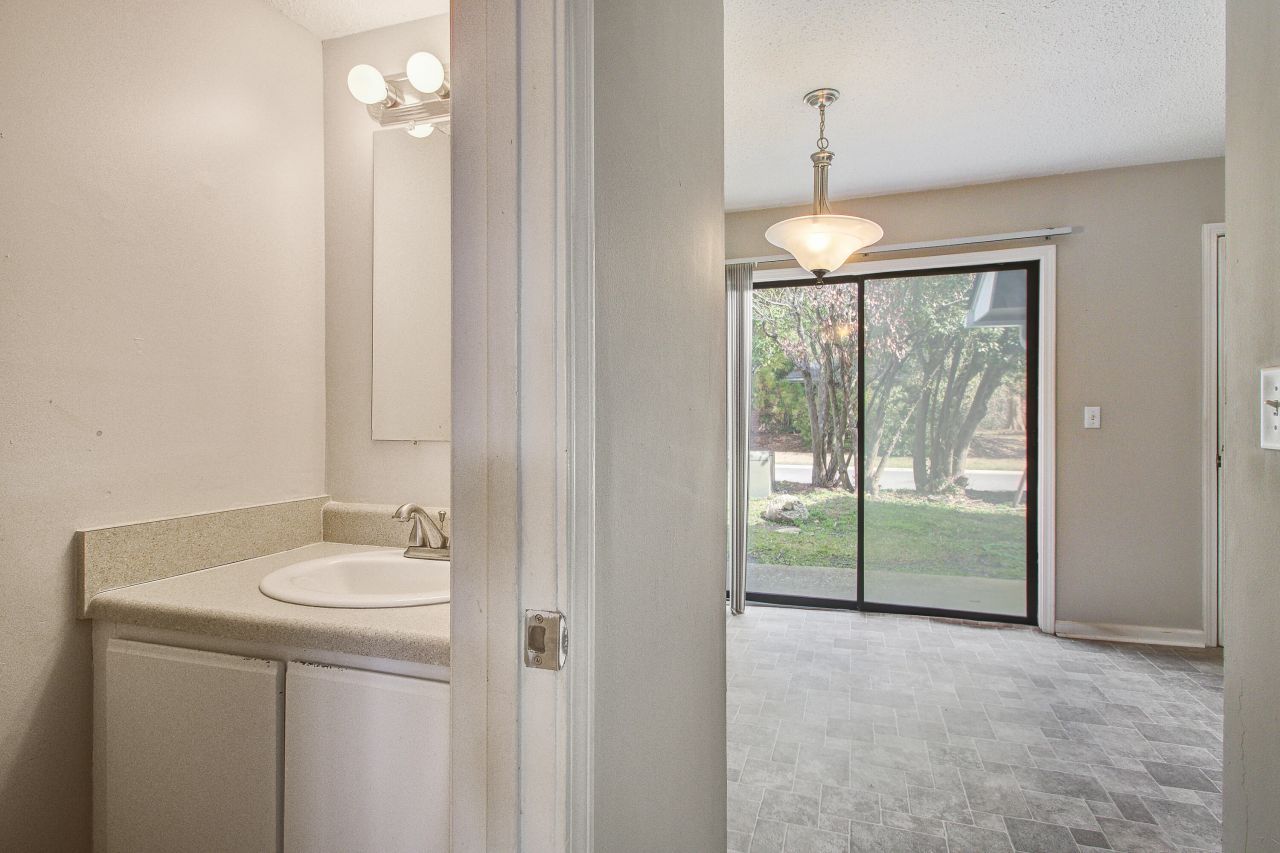 8016 Thelen Street Photo 9