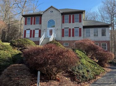 141 PLAYER CT, MCGAHEYSVILLE, VA 22840