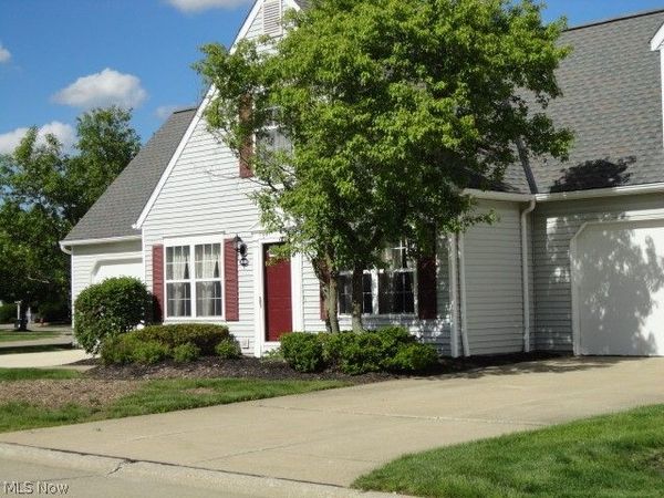 24690 Thicket Lane, Unit 32, Olmsted Falls, OH 44138