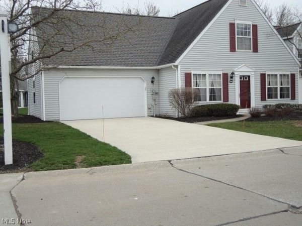 24690 Thicket Lane, Unit 32, Olmsted Falls, OH 44138